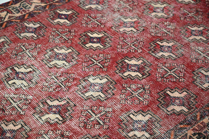 red Accent rug 3' 8" x 5' 8"