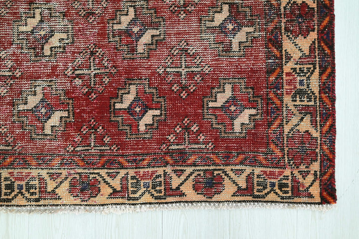 red Accent rug 3' 8" x 5' 8"