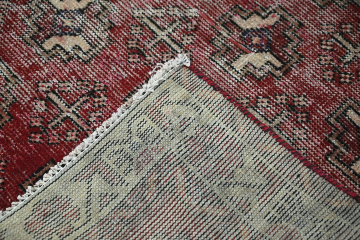 red Accent rug 3' 8" x 5' 8"