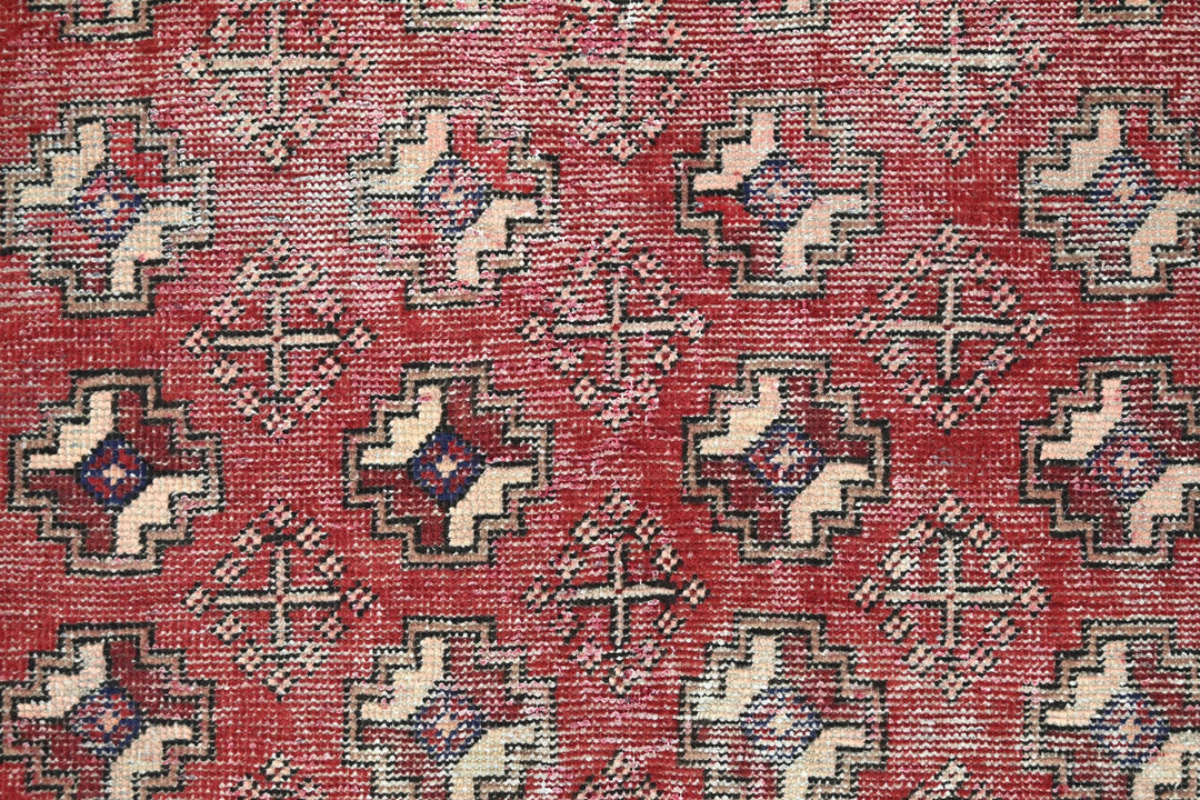 red Accent rug 3' 8" x 5' 8"