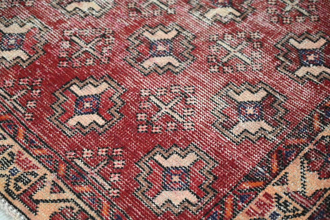 red Accent rug 3' 8" x 5' 8"
