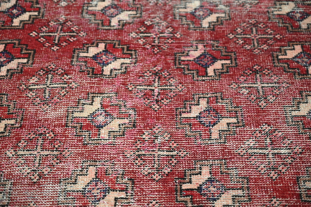 red Accent rug 3' 8" x 5' 8"