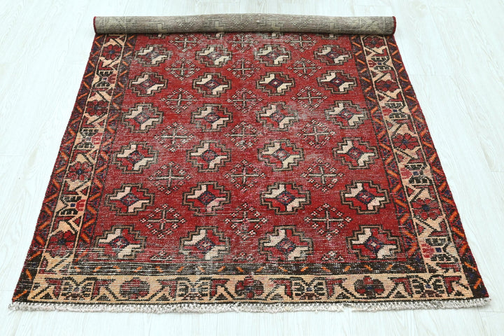 red Accent rug 3' 8" x 5' 8"