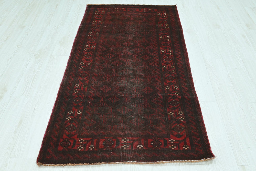 red Accent rug 3' 1" x 6' 1"
