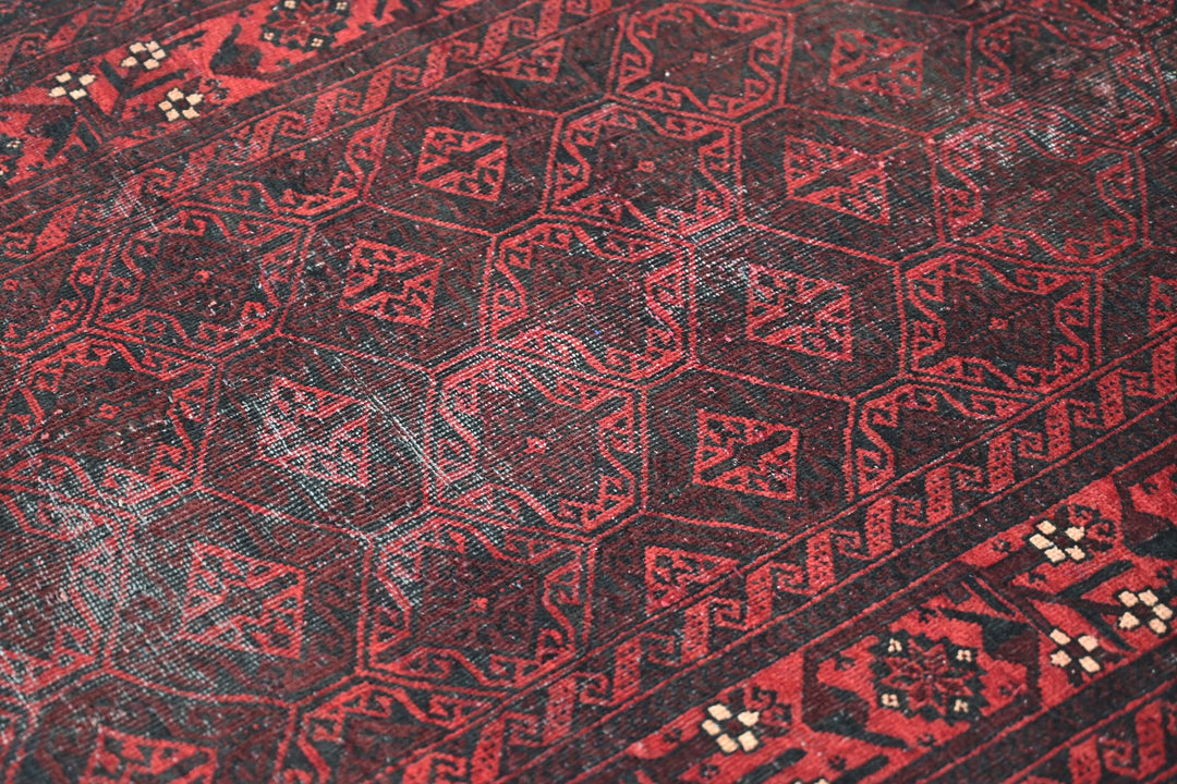 red Accent rug 3' 1" x 6' 1"
