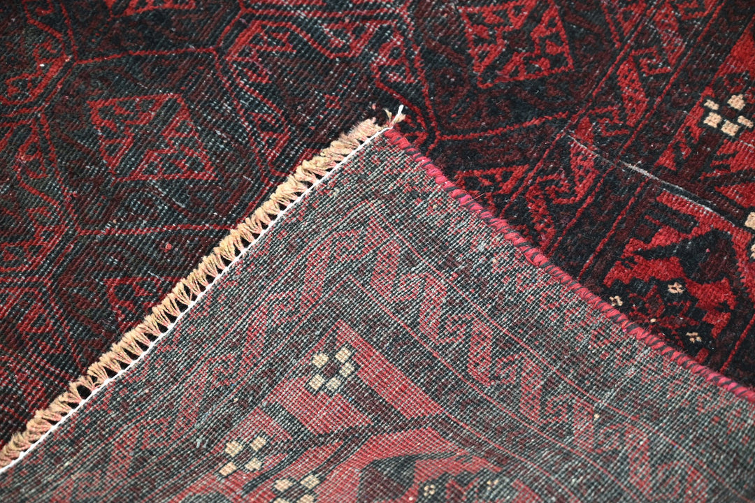 red Accent rug 3' 1" x 6' 1"