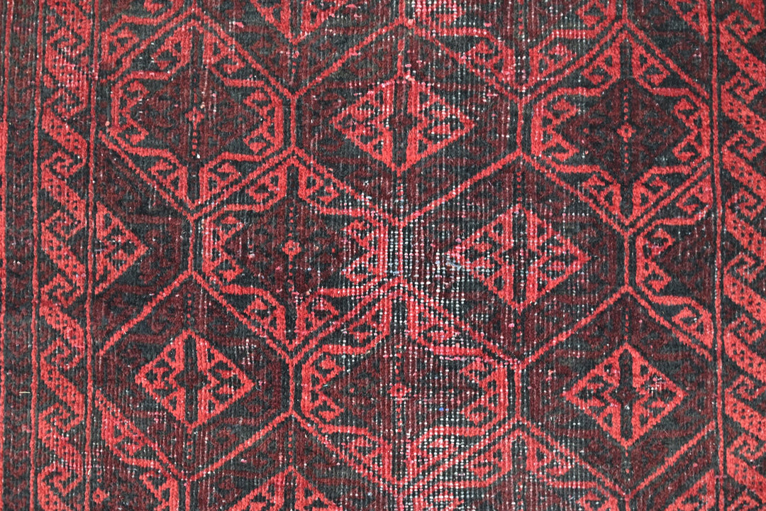 red Accent rug 3' 1" x 6' 1"