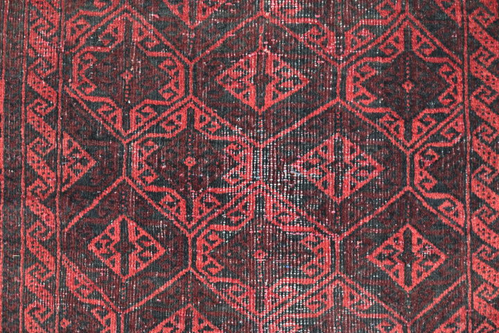 red Accent rug 3' 1" x 6' 1"