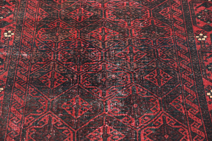 red Accent rug 3' 1" x 6' 1"