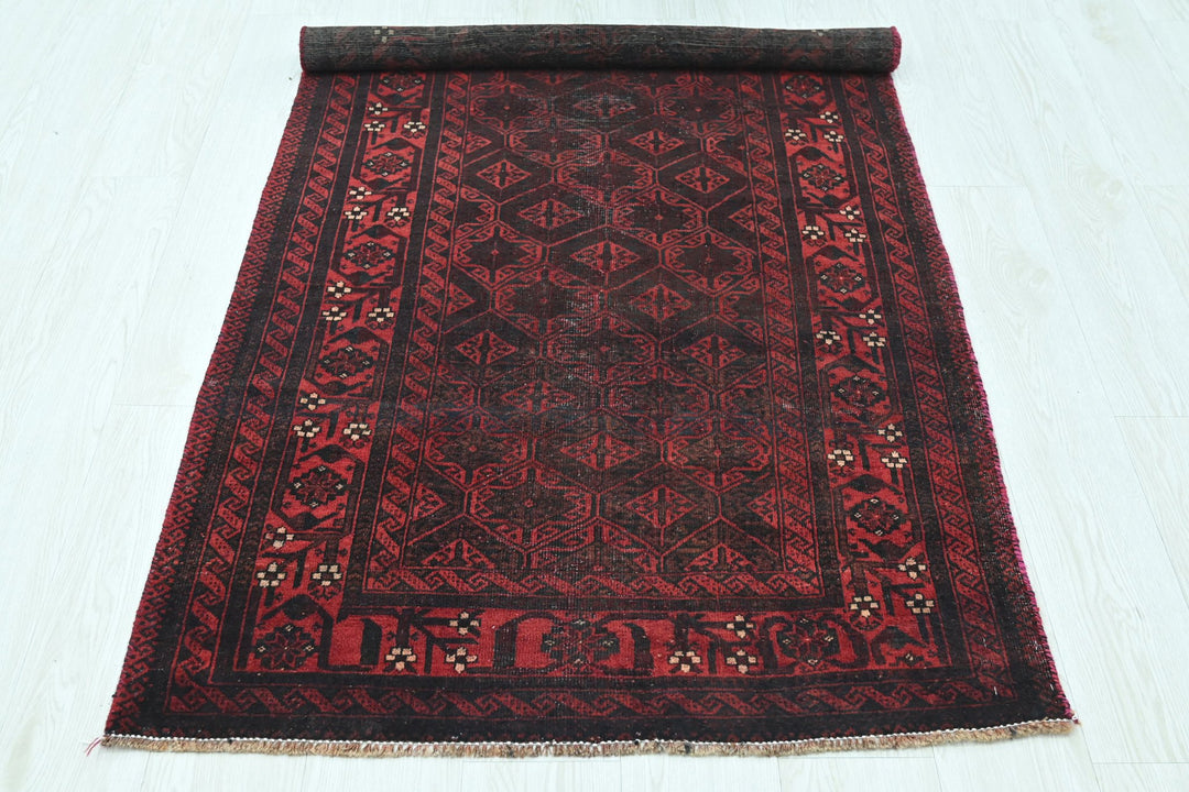 red Accent rug 3' 1" x 6' 1"