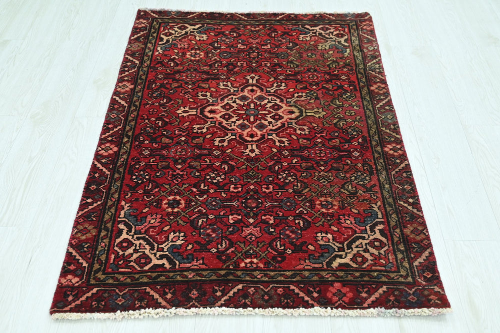 red Accent rug 3' 0" x 4' 6"