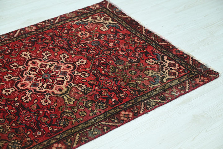 red Accent rug 3' 0" x 4' 6"