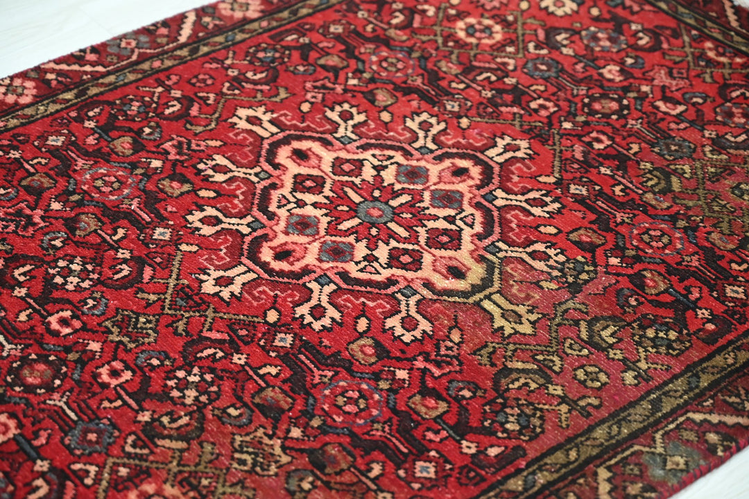 red Accent rug 3' 0" x 4' 6"