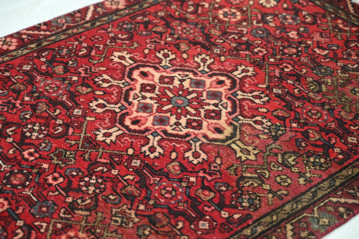 red Accent rug 3' 0" x 4' 6"