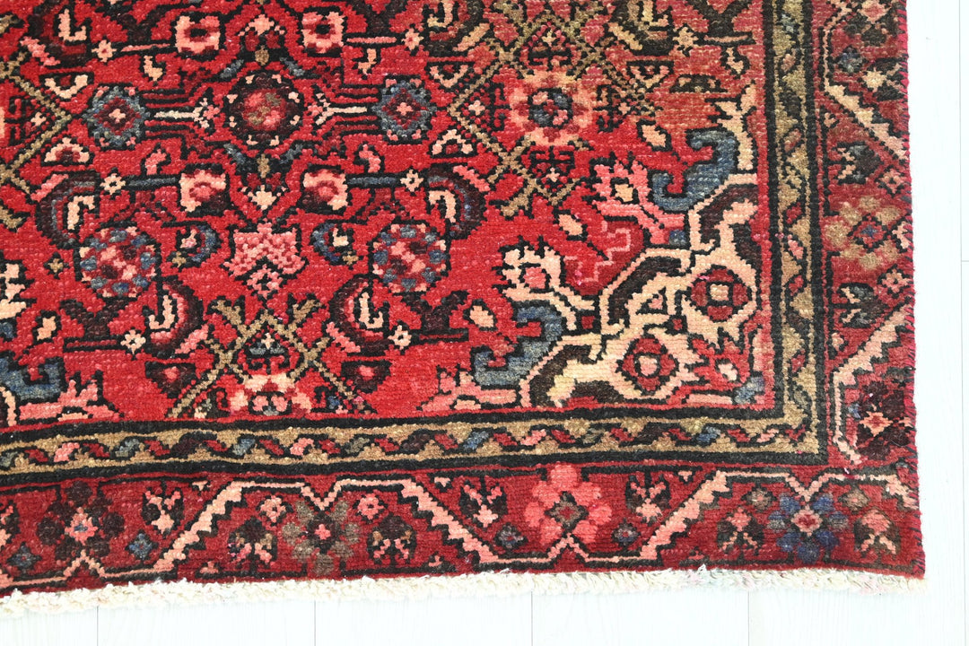 red Accent rug 3' 0" x 4' 6"