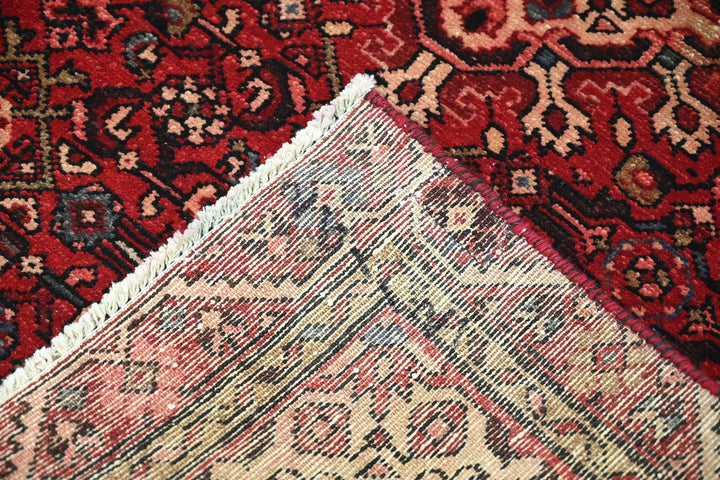 red Accent rug 3' 0" x 4' 6"