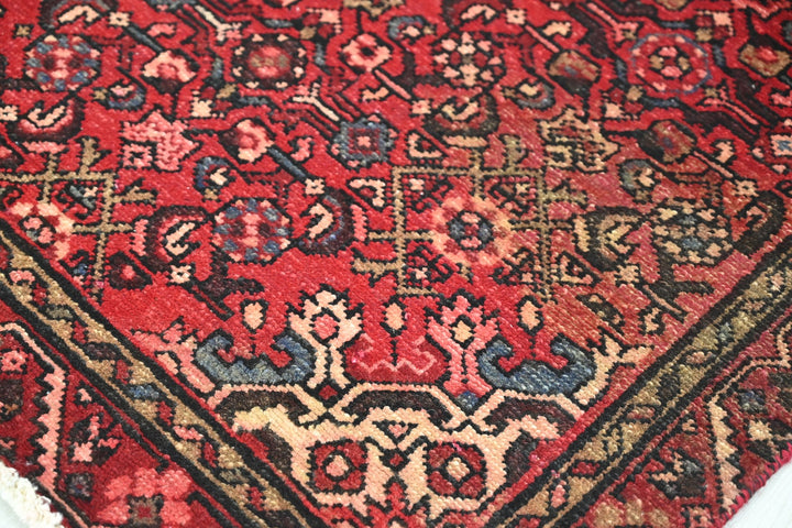 red Accent rug 3' 0" x 4' 6"