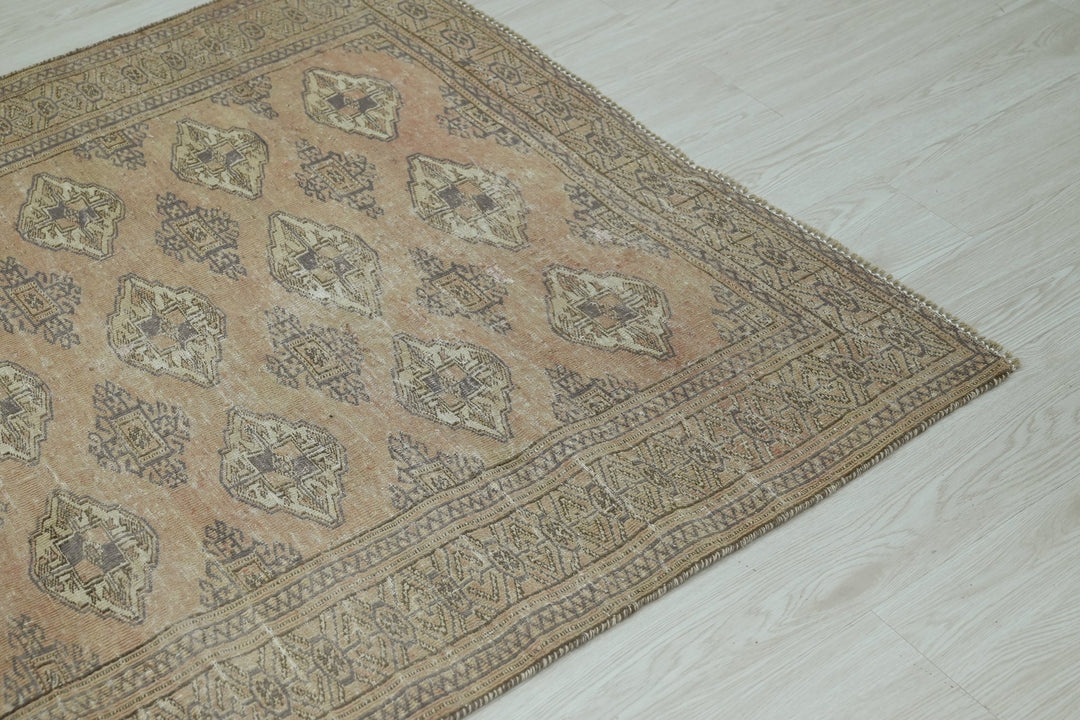 brown Accent rug 3' 10" x 5' 0"
