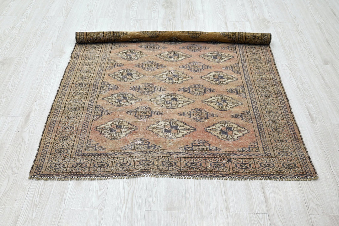 brown Accent rug 3' 10" x 5' 0"