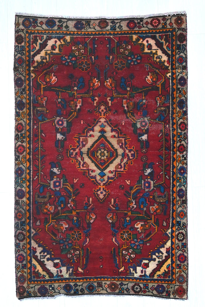 red Accent rug 3' 5" x 5' 5"
