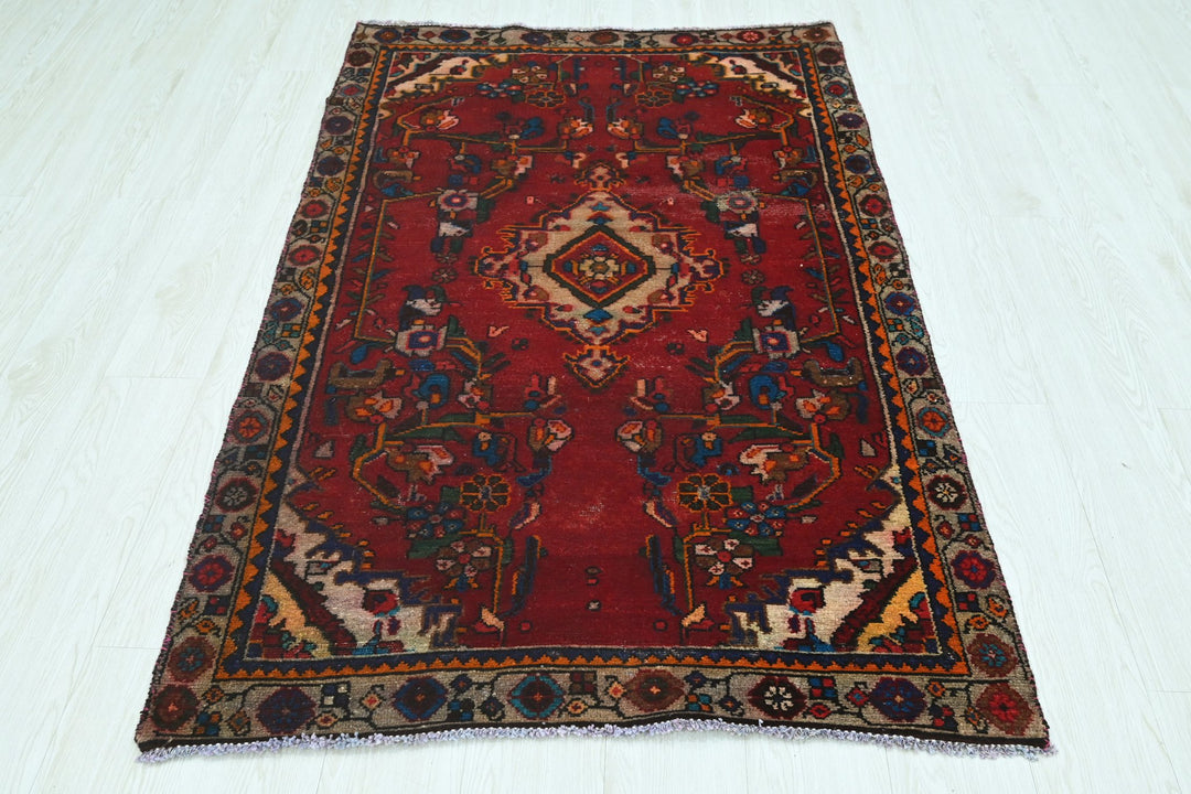 red Accent rug 3' 5" x 5' 5"