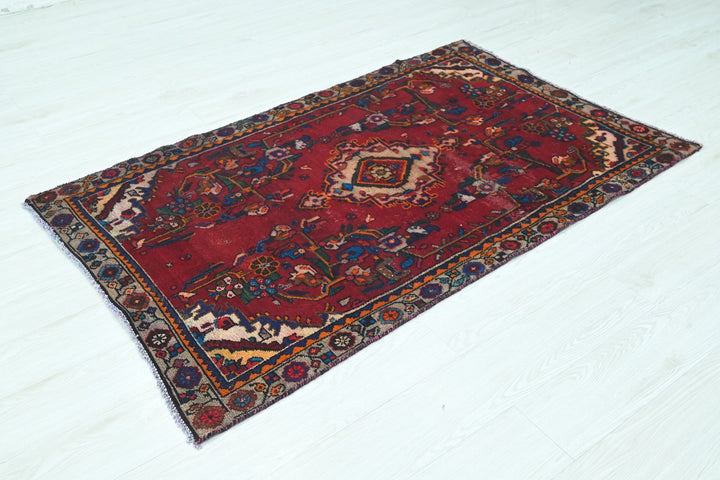 red Accent rug 3' 5" x 5' 5"