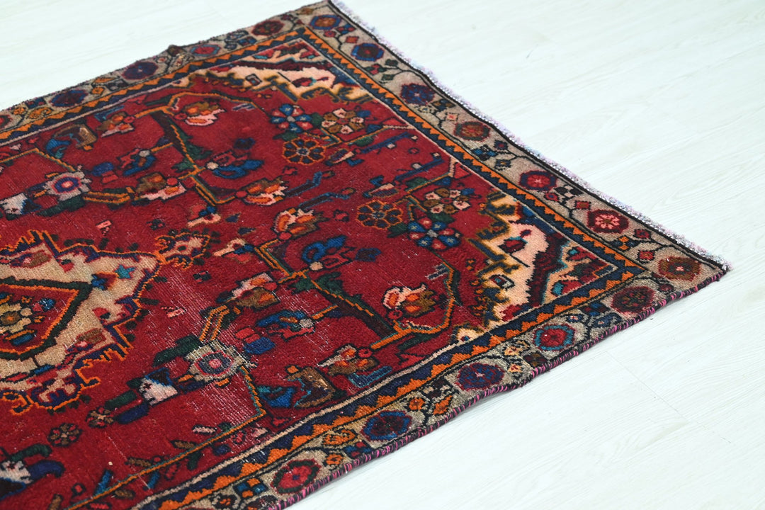 red Accent rug 3' 5" x 5' 5"