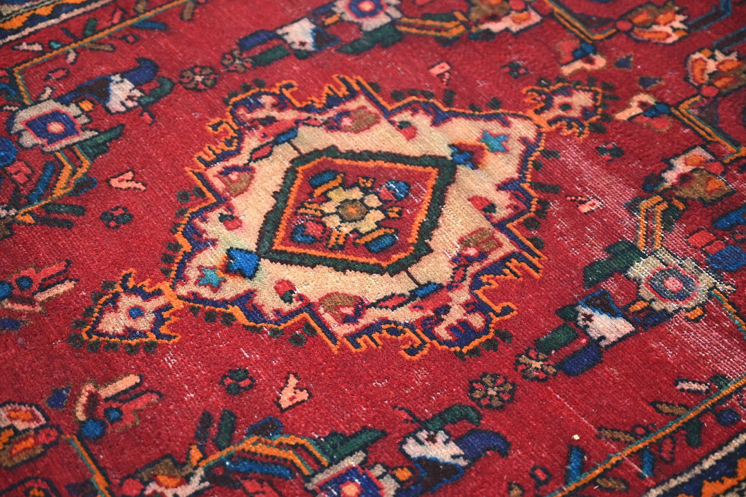 red Accent rug 3' 5" x 5' 5"