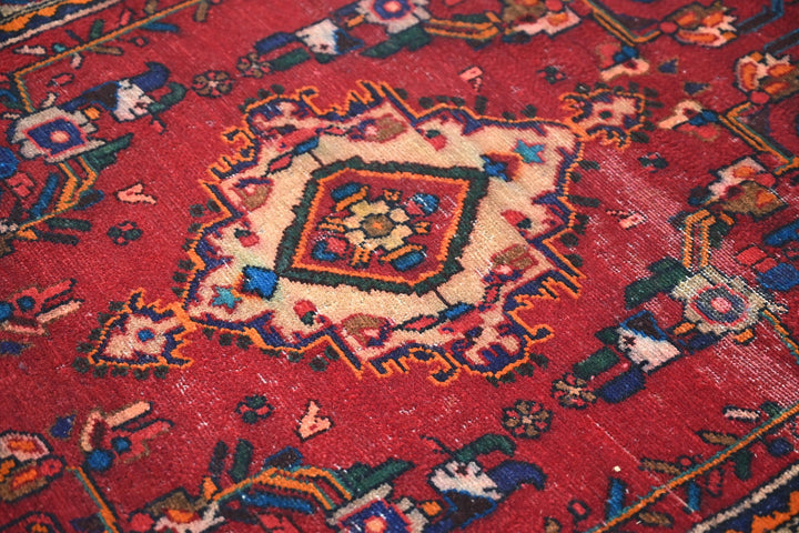 red Accent rug 3' 5" x 5' 5"