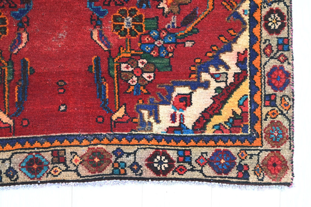 red Accent rug 3' 5" x 5' 5"
