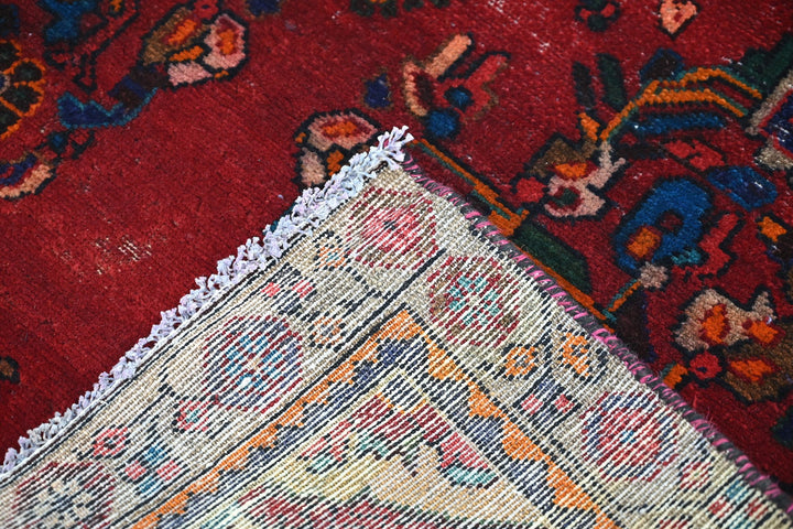 red Accent rug 3' 5" x 5' 5"