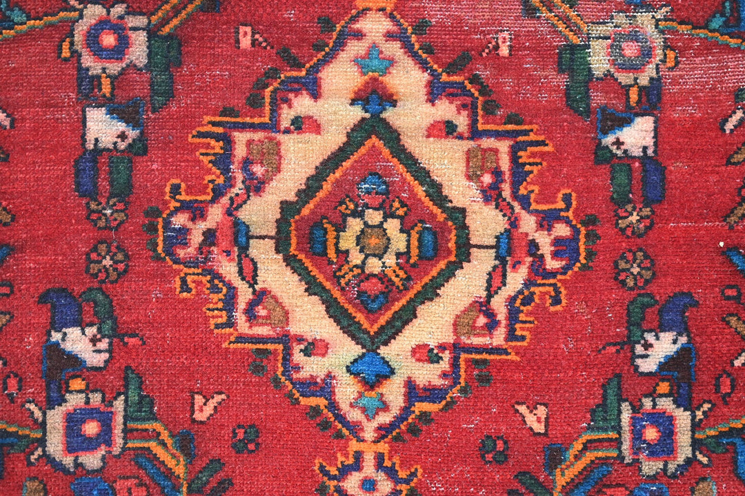 red Accent rug 3' 5" x 5' 5"