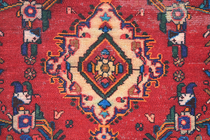 red Accent rug 3' 5" x 5' 5"