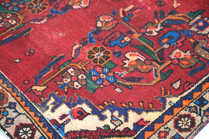 red Accent rug 3' 5" x 5' 5"