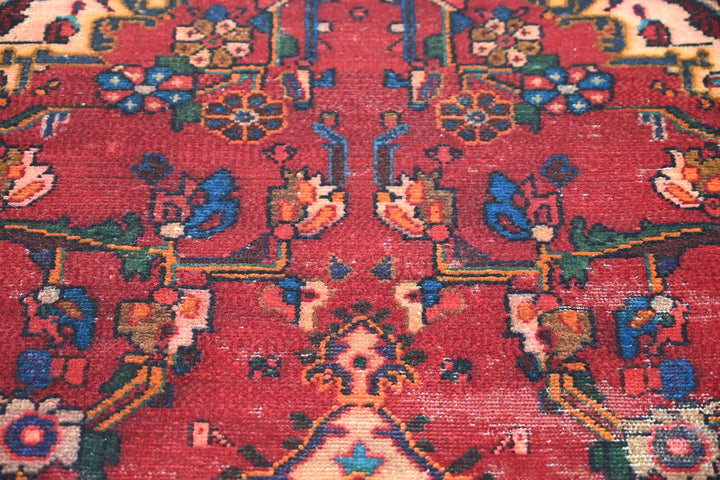 red Accent rug 3' 5" x 5' 5"