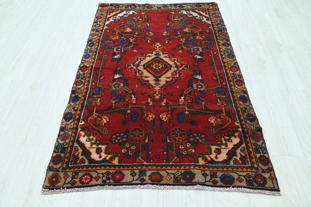 red Accent rug 3' 5" x 5' 5"