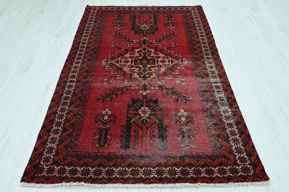 red Accent rug 3' 10" x 6' 4"