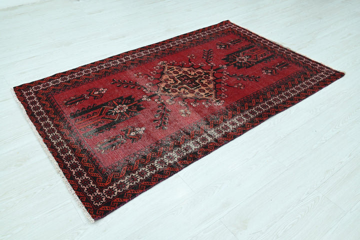 red Accent rug 3' 10" x 6' 4"