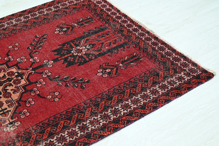 red Accent rug 3' 10" x 6' 4"