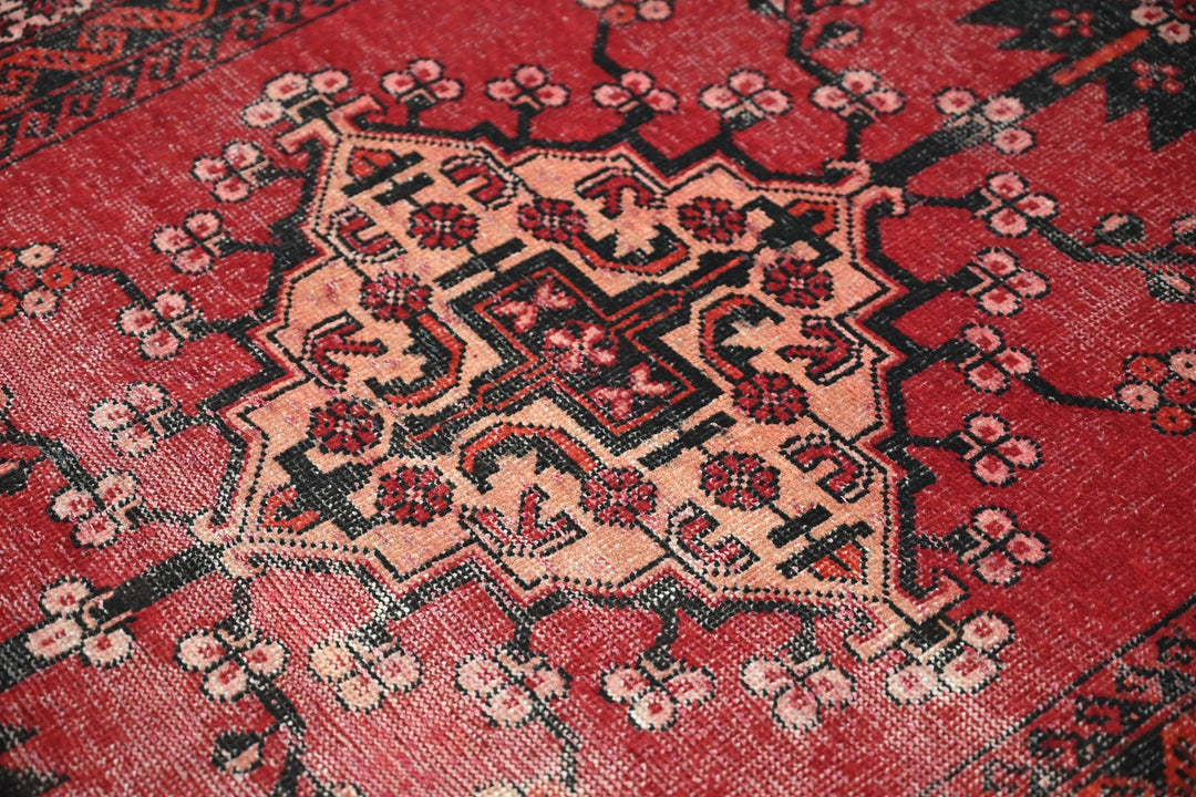 red Accent rug 3' 10" x 6' 4"