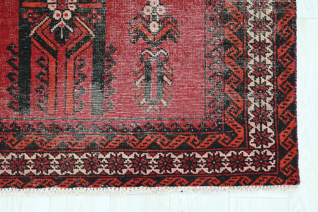 red Accent rug 3' 10" x 6' 4"