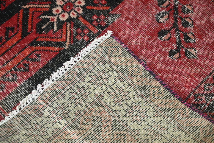 red Accent rug 3' 10" x 6' 4"