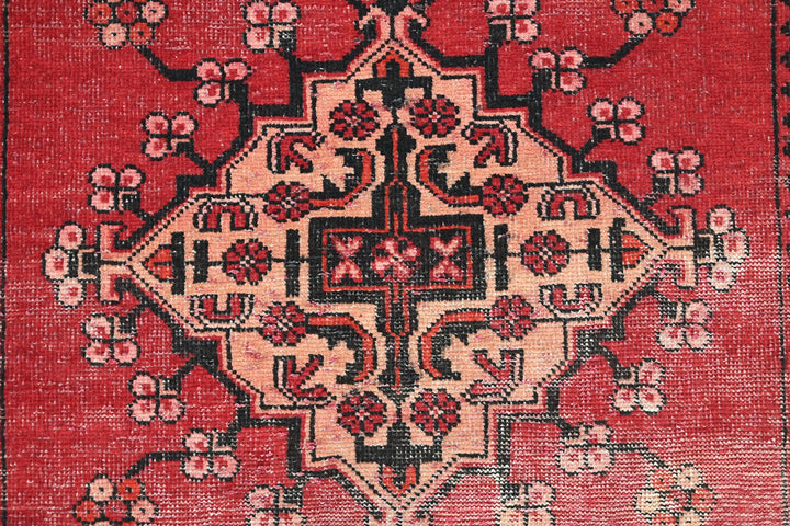 red Accent rug 3' 10" x 6' 4"