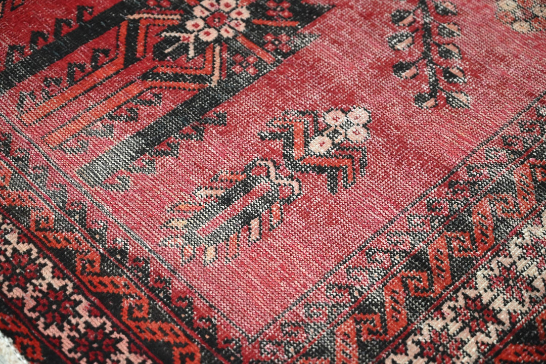 red Accent rug 3' 10" x 6' 4"