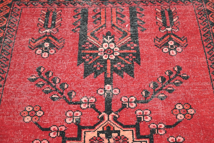 red Accent rug 3' 10" x 6' 4"