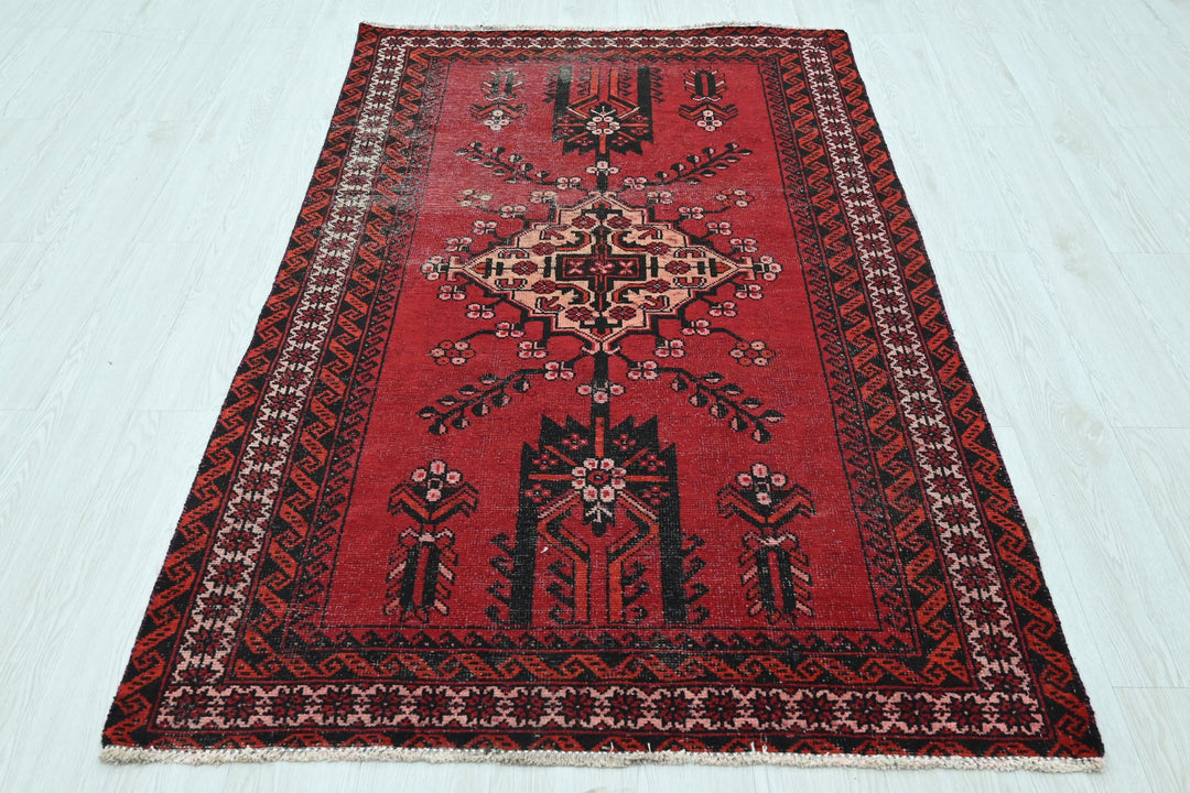 red Accent rug 3' 10" x 6' 4"