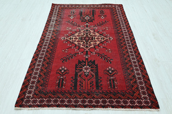 red Accent rug 3' 10" x 6' 4"