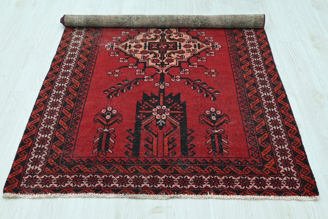 red Accent rug 3' 10" x 6' 4"