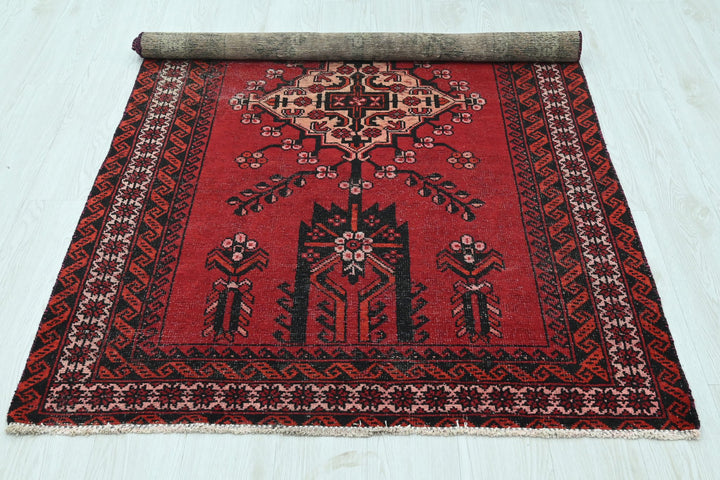 red Accent rug 3' 10" x 6' 4"