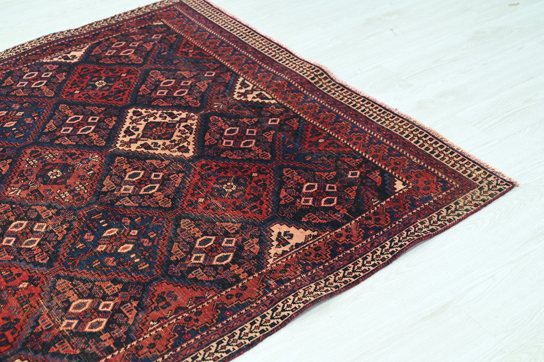 red Accent rug 4' 6" x 5' 5"